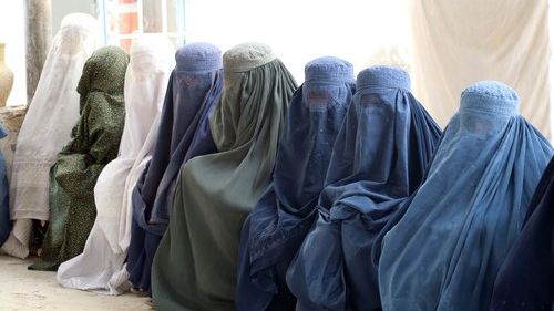 Desetileté nevěsty, mučení, vydírání. Tálibán „zdecimoval“ práva žen